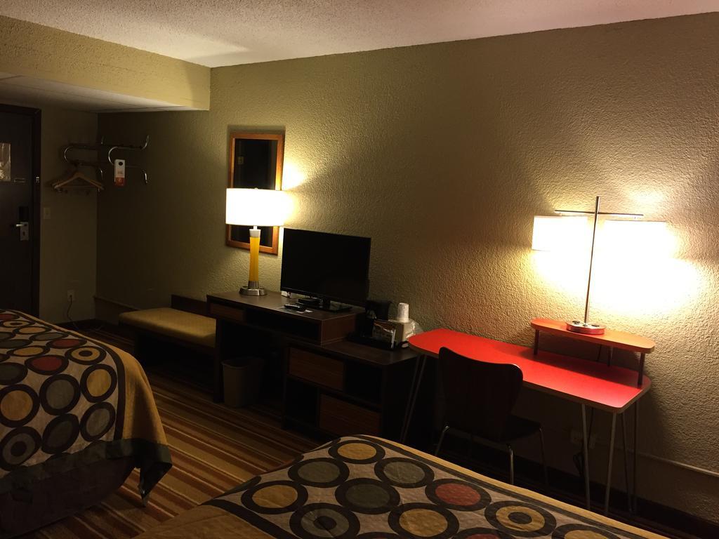 Super 8 By Wyndham Redfield Hotel Exterior foto